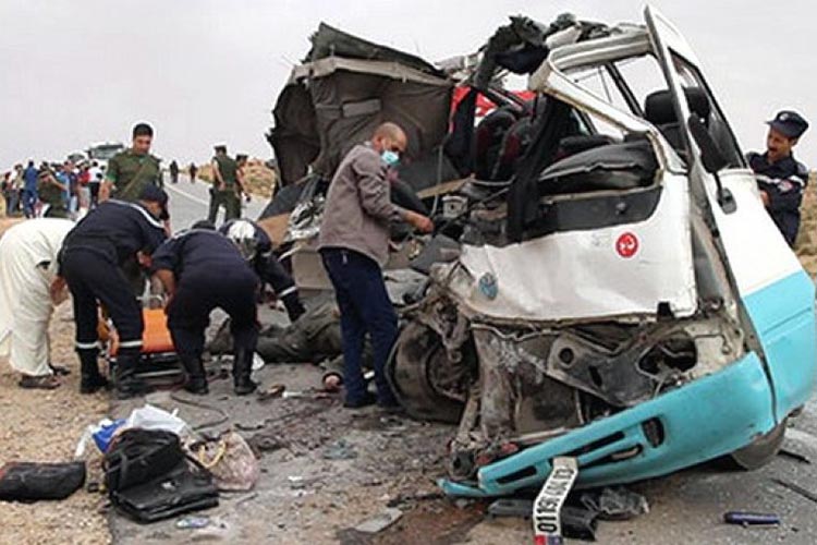 إصابة 17 شخصا في اصطدام حافلة بشاحنة في معسكر