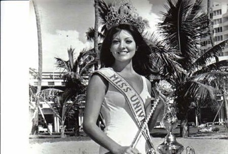 بالصور.. شاهد كيف اصبحت ملكة جمال الكون بعد 44 عاما على تتويجها