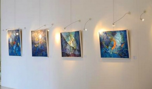 إيناس فرح راشدي تعرض لوحاتها بمقهى في وهران