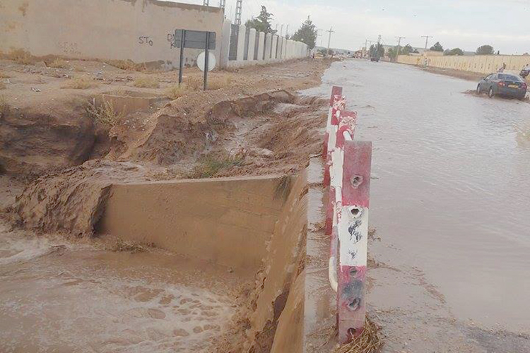 أمطار طوفانية تقتل مواطنا وتشرد عائلات وتقطع طرقات في أم البواڤي وتبسة