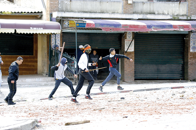 عصابات مسلحة بالسيوف