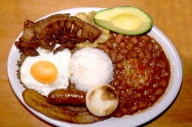 Viande aux œufs sur le plat