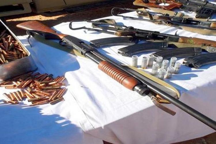 توقيف شخص بحوزته أسلحة أوتوماتيكية ومتفجّرات بالشلف