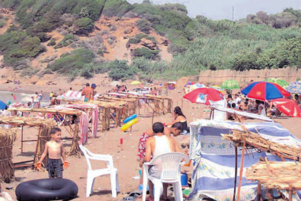 عصابة تعتدي على صاحب مخيم عائلي ب