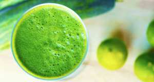 Boisson à base de citron, de persil, d’eau et de céleri