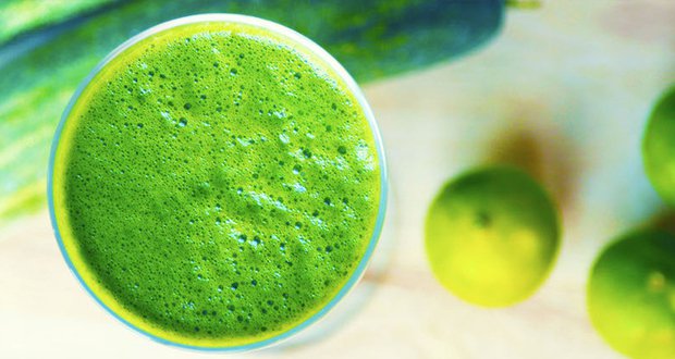 Boisson à base de citron, de persil, d’eau et de céleri