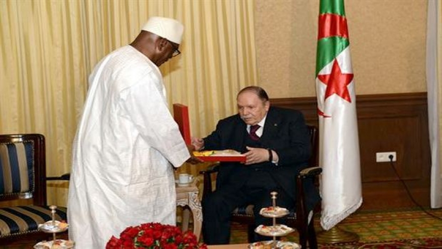 Le président Bouteflika décoré par son homologue malien de la plus haute distinction au Mali