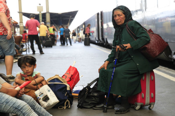 أوروبا تقيم الحواجز في وجه اللاجئين وميركل تتصدى للعنصرية