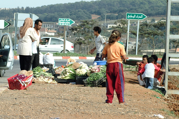 أصحاب ورشات يستغلون الأطفال لبيع منتجاتهم بقرى تيزي وزو