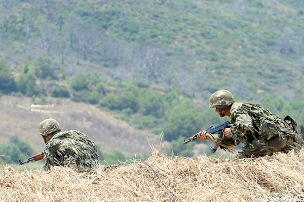 إرهابي يسلم نفسه لقوات الأمن بحدود جبال عين الدفلى وتيبازة