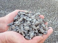 Des femmes se spécialisent dans la collecte de gravier