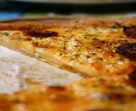 Tarte fine aux pommes de terre, chorizo et parmesan