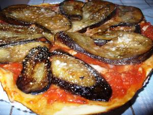 Pizza aux aubergines en persillade