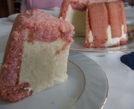 Charlotte vanillée aux biscuits roses