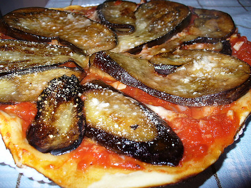 Pizza aux aubergines en persillade