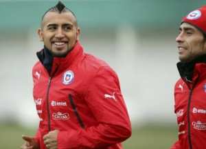 فيدال يُغادر معسكر المنتخب التشيلي ويعود إلى ألمانيا