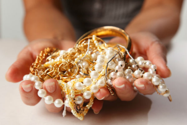 رجال ينفضون جيوبهم والحلّ في حليّ الزوجات