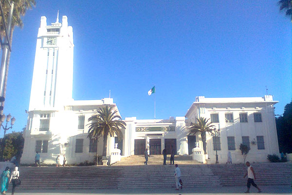 والي مستغانم يطرد رئيس بلدية من حفل اختتام مهرجان للمسرح