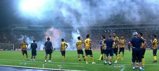 الألعاب النارية توقف لقاء السعودية و ماليزيا