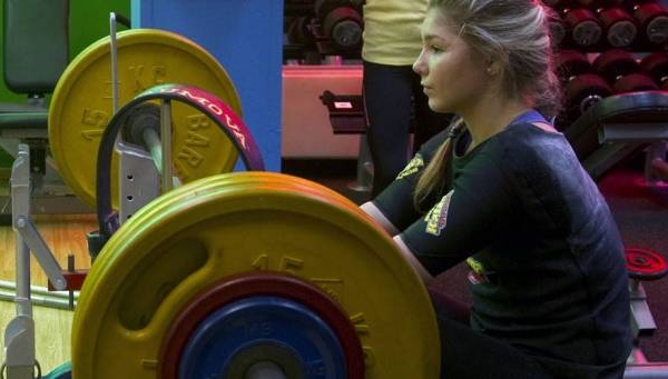 أقوى فتاة في العالم تحمل هدية لبشار الاسد