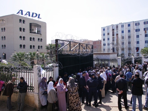 مكتتبو عدل يحاصرون مبنى ولاية الشلف