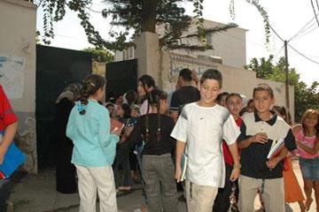 رابطة الدفاع عن حقوق الإنسان بإليزي تنتفض ضد قرار توحيد الدخول المدرسي