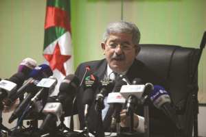 Ouyahia botte en touche