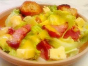 Salade mixte, avocat, concombre, Cantal