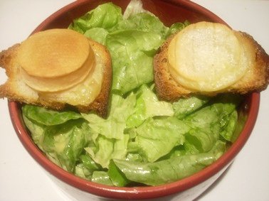 Salade et toasts de cabécou
