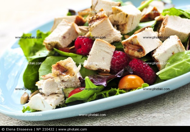 Salade de poulet aux épinards et aux framboises