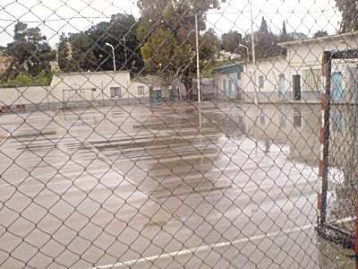 Une route sur l'emplacement d'un stade datant d'avant l'indépendance