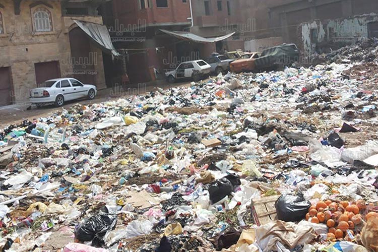 أصحاب مؤسسات القمامة يُغلقون الطريق في وهران بشاحناتهم