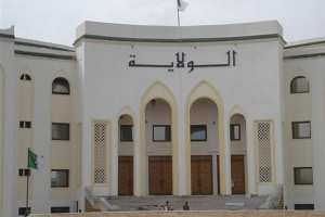 مسير مقاولة يهدد بحرق عائلته بسبب العراقيل الإدارية بالجلفة