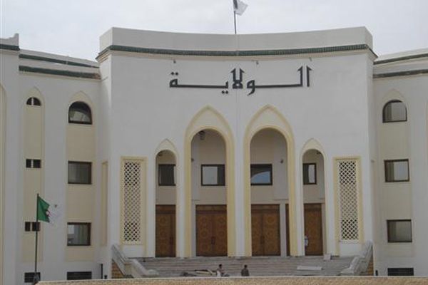 مسير مقاولة يهدد بحرق عائلته بسبب العراقيل الإدارية بالجلفة