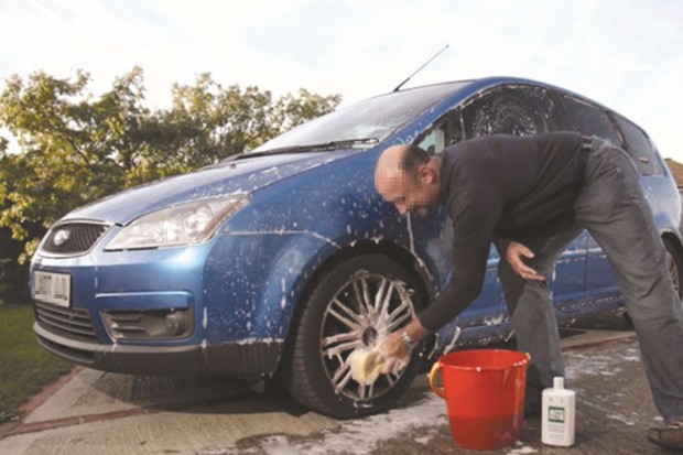 Une fuite d'eau sert au... lavage de voitures