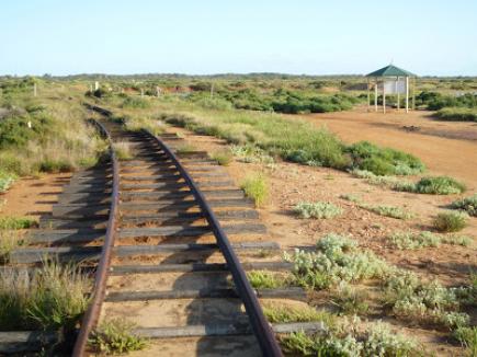 فتح تحقيق في قضية قيام شخص بنزع سكك حديدية بتيارت