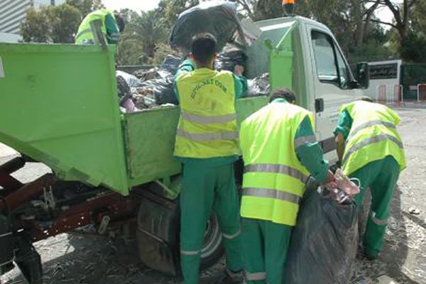 مواطنون بمستغانم يرشقون شاحنات النظافة بالحجارة ويعتدون على سائقيها