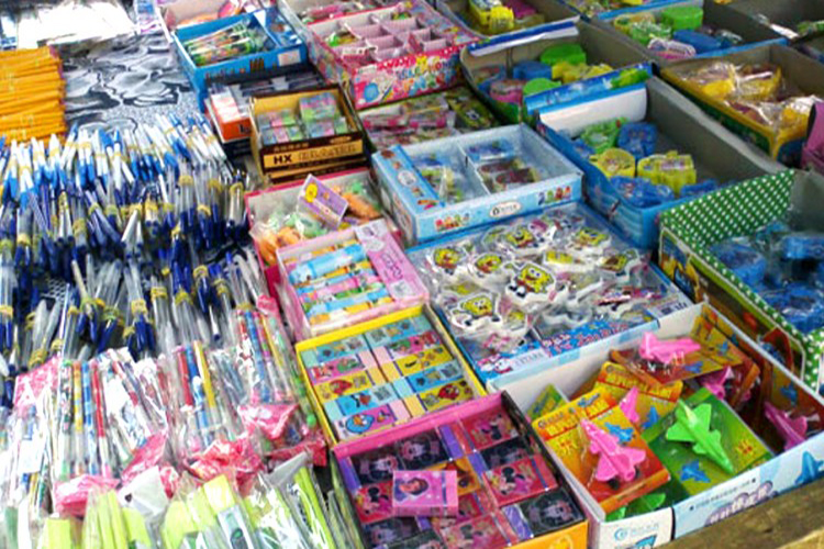 محافظ وأدوات مدرسية مسيئة للدين تغزو أسواق الوادي