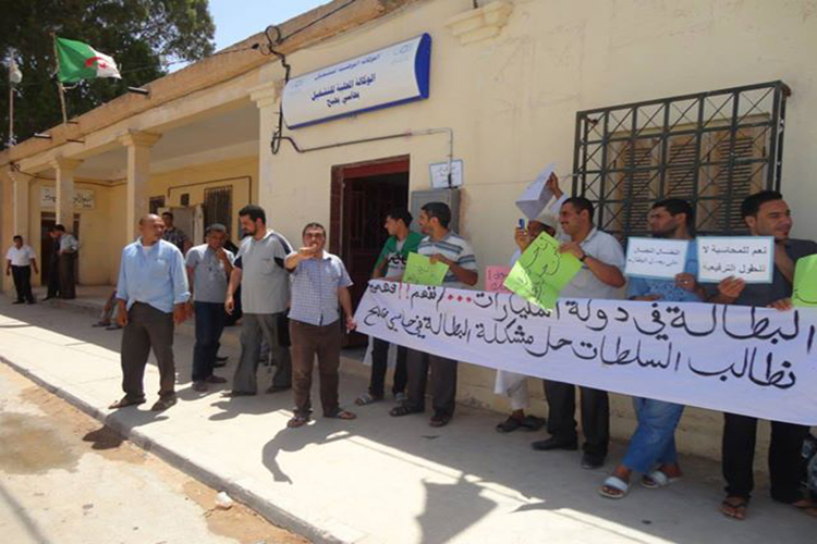 بطالون يحتجون أمام المحكمة للمطالبة بالإفراج عن الموقوفين بتبسة