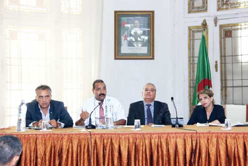 يوم إعلامي بوهران حول تطبيق الأجر الوطني الأدنى المضمون