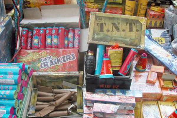 حجز حاويتين بهما نحو مليوني مفرقعة بوهران