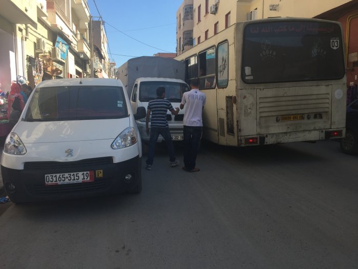 La route de Sileg bloquée pendent deux heures par ... un homme