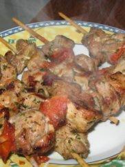 Brochettes viande tomates confites