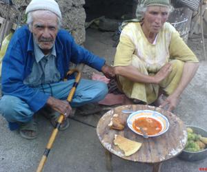 الشروق تفطر مع عجوزين معوقين في الثمانين يعيشان في قمم جبال ميلة حرمنا الله من الخلفة وحرمنا الناس من الرأفة 2011.08.04  كسرة وقطع من الشحم.. و'ربي ورحمته' عمي محمد:نسيت طعم اللحم