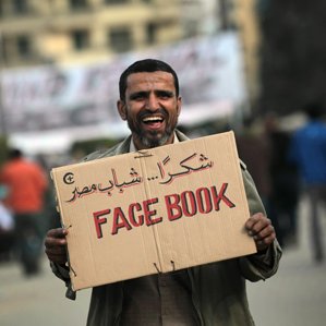 OUTIL DE PROPAGANDE OU DÉCLENCHEUR DES RÉVOLUTIONS? Facebook nourrit les débats des spécialistes