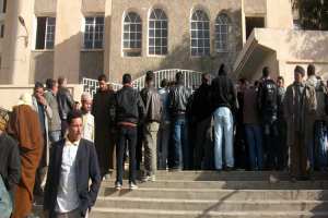 مواطنون يغلقون بلدية في الشلف احتجاجا على تأخر الإفراج عن سكناتهم