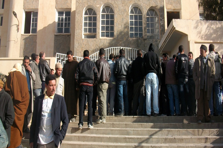 مواطنون يغلقون بلدية في الشلف احتجاجا على تأخر الإفراج عن سكناتهم