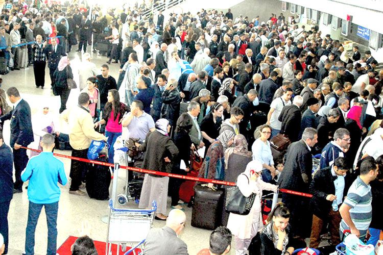 مسافرون يبيتون في قاعة انتظار بمطار وهران احتجاجا على تأخر الطائرة