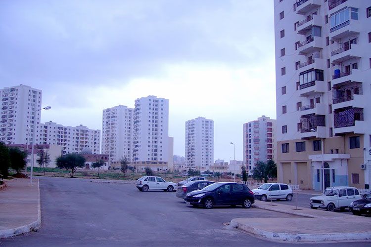 نسوة يحاصرن وكالة 