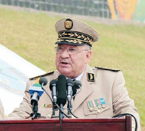 الفريق قايد صالح يؤكد في زيارة تفتيشية للناحية العسكرية الثالثة ببشار